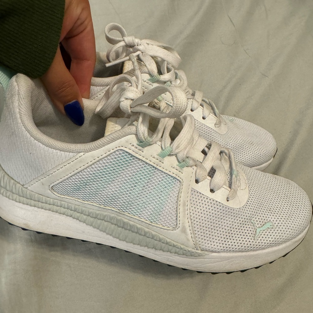 Women’s Puma sneakers 🤍